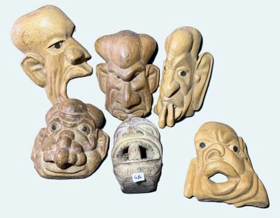 de nombreux types de masques exposés sur une table