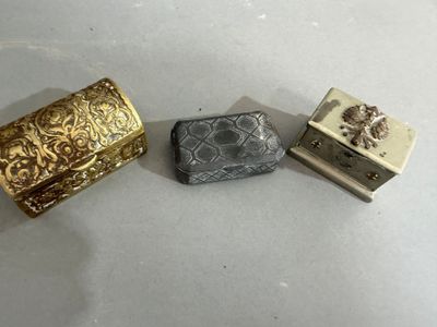 trois types différents de bijoux sont posés sur une surface blanche