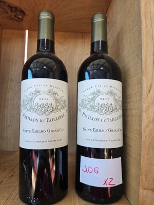 deux bouteilles de vin posées sur une étagère en bois