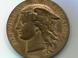 gros plan d'une pièce de monnaie sur laquelle figure un visage de femme