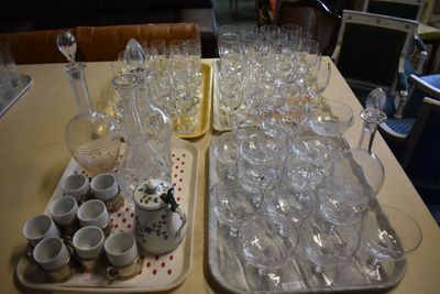 deux plateaux de verres à vin vides sur la table
