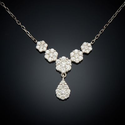 un collier de diamants sur fond noir