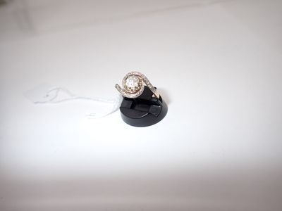 une bague posée sur un socle noir