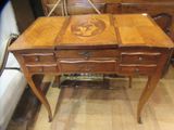 une table en bois avec deux tiroirs et une horloge posée dessus