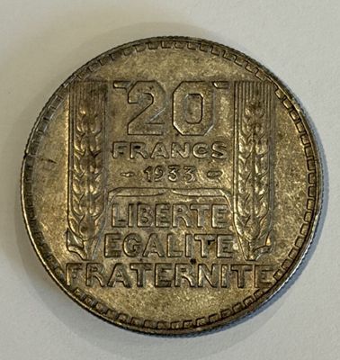 gros plan d'une pièce de monnaie sur une table à fond blanc