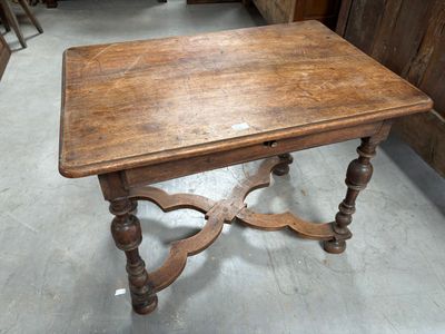 une petite table avec un plateau en bois posée sur le sol