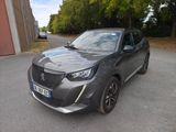 La voiture grise est garée sur le bord de la route.