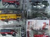 de nombreux types de véhicules miniatures dans des sachets en plastique