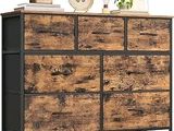 une image représentant une commode en bois avec des tiroirs et une horloge
