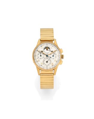 une montre-bracelet en or avec un cadran blanc sur fond blanc