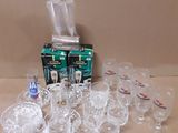 beaucoup de verres et de tasses sur la table