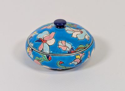 une petite boîte bleue ornée d'un motif floral