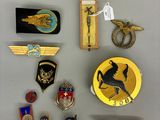 de nombreux pins et badges exposés sur une table