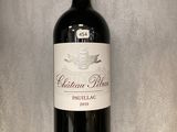 une bouteille de vin posée sur une étagère en verre