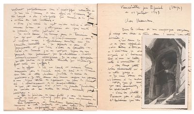 une vieille photo en noir et blanc représentant une lettre manuscrite sur une feuille de papier