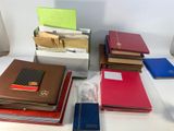 un grand nombre de livres posés sur une table