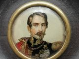une vieille photo d'un homme en uniforme militaire, portant une moustache