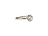 gros plan d'une bague en diamant sur fond blanc
