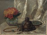 un tableau représentant un Bouddha assis sur une table, à côté d'un vase de fleurs