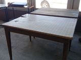 deux tables placées devant une fenêtre