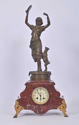 une statue en bronze représentant un homme tenant une horloge