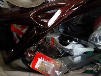 un tas d'objets divers entassés par terre