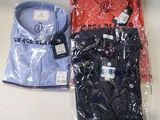 trois chemises pour homme dans des sacs en plastique, posées sur un comptoir