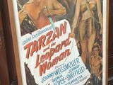 une grande affiche représentant un homme et une femme, posée par terre