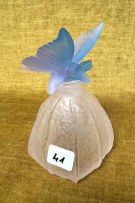 un sac en plastique orné d'un papillon bleu