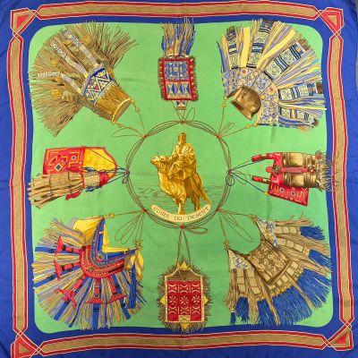 HERMÈS PARIS Carré 90 en twill de soie "Cuirs du désert", fo…
