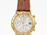 gros plan d'une montre sur une surface blanche