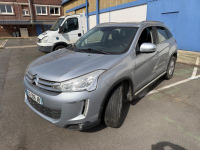 la voiture argentée est garée dans le parking à côté d'autres voitures