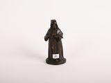 figurine représentant un moine tenant une bouteille de vin sur fond blanc