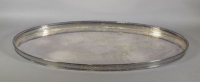un plateau en argent posé sur une table blanche, sur fond blanc
