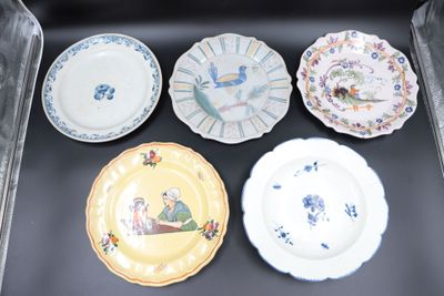 quatre assiettes dans une boîte, posées sur une table