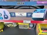 de nombreux types de tuyaux sont proposés dans les rayons du magasin