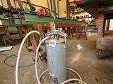 un chauffe-eau installé dans une pièce