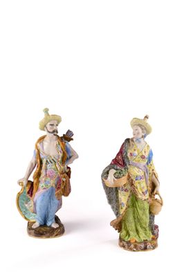 deux figurines représentant un homme et une femme avec un panier