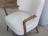 une chaise blanche qui se trouve dans une pièce