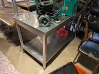 Table en inox à plateau d'entrejambes
