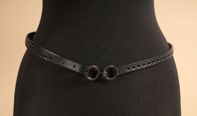 un gros plan sur le torse d'un mannequin portant une ceinture noire