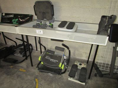 une table sur laquelle se trouvent un aspirateur et un sac