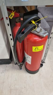 2 extincteurs dont 1 de 6 litres à eau pulvérisée et 1 de 2 …