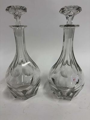 deux vases en verre transparent posés l'un à côté de l'autre sur une table