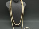 un gros plan d'un collier et d'un bracelet sur un mannequin