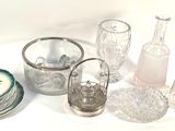 beaucoup d'objets en verre qui se trouvent sur la table
