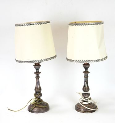 une paire de lampes de table anciennes en laiton, munies d'abat-jours blancs
