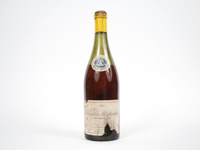 une vieille bouteille de vin posée sur une surface blanche