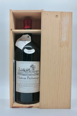 une bouteille de vin dans un coffret en bois sur une table