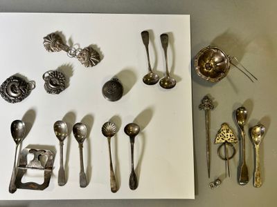 a lot of silver spoons and spoon spoons on the table